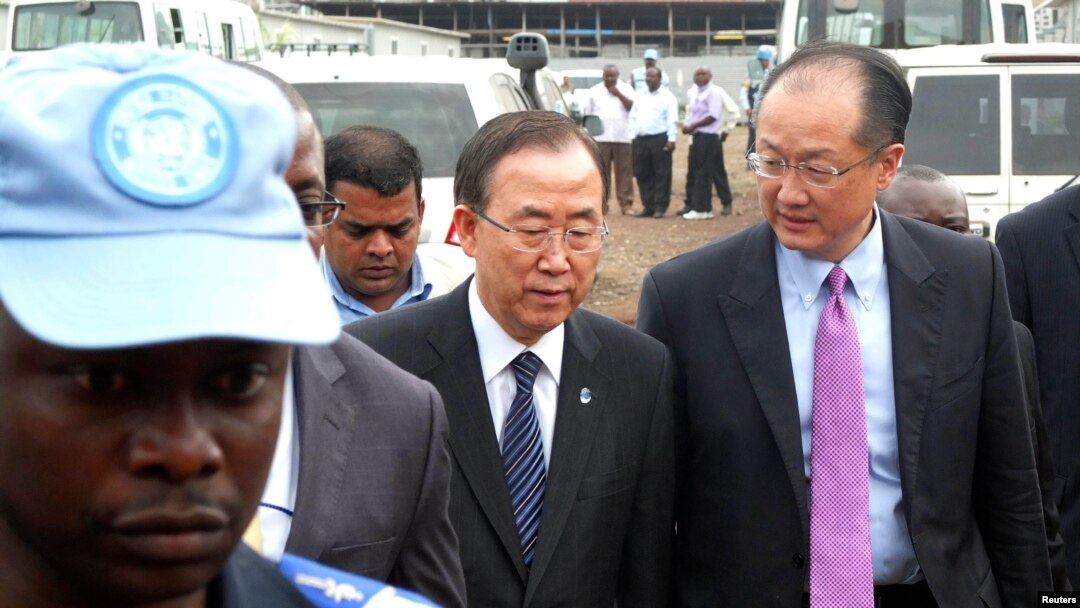 Pasukan penjaga perdamaian PBB mengawal Sekjen PBB Ban Ki-moon (tengah) dan Presiden Bank Dunia Jim Yong Kim dalam kunjungan ke Goma (23/5). 