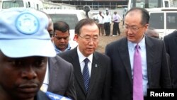 Pasukan penjaga perdamaian PBB mengawal Sekjen PBB Ban Ki-moon (tengah) dan Presiden Bank Dunia Jim Yong Kim dalam kunjungan ke Goma (23/5). 