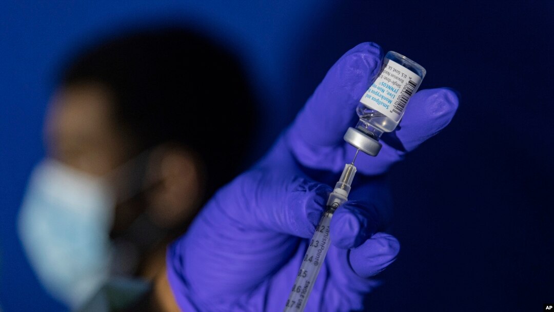 Seorang perawat bersiap menyuntikkan vaksin Mpox di salah satu lokasi vaksinasi di Brooklyn, New York, pada 30 Agustus 2022. (Foto: AP/Jeenah Moon)