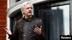 FOTO ARSIP – Pendiri WikiLeaks Julian Assange tampak di balkon Kedubes Ekuador di London, Inggris, 19 Mei 2017 (foto: Reuters/Neil Hall/Foto Arsip)