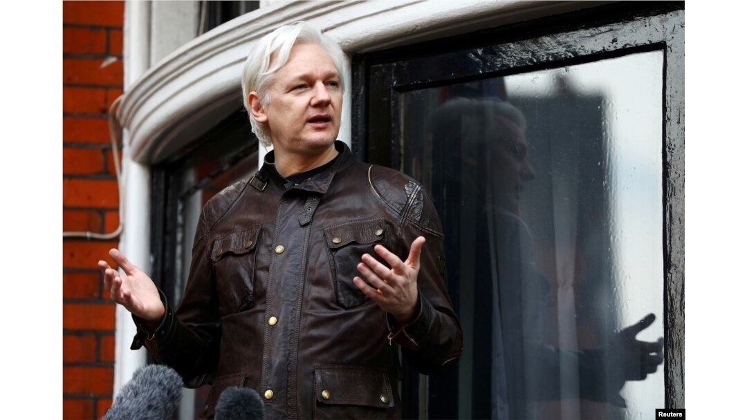 Assange ispred ambasade Ekvadora u Londonu.