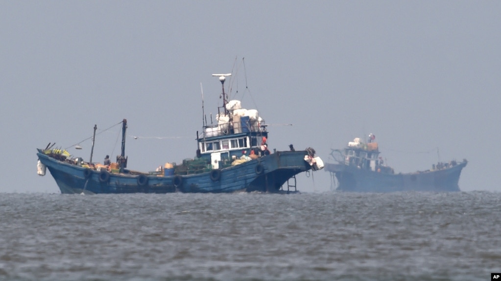 韩国国防部通过美联社提供的照片显示，中国渔船2016年6月10日出现再韩国江华岛附近水域，非法捕捞梭子蟹。韩国军舰随即开始驱逐这些渔船。(photo:VOA)