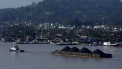 Sebuah kapal menarik tongkang batubara di sepanjang Sungai Mahakam, Samarinda, Kalimantan Timur (foto/ilustrasi: Reuters).