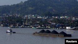 Sebuah kapal menarik tongkang batubara di sepanjang Sungai Mahakam, Samarinda, Kalimantan Timur (foto/ilustrasi: Reuters).