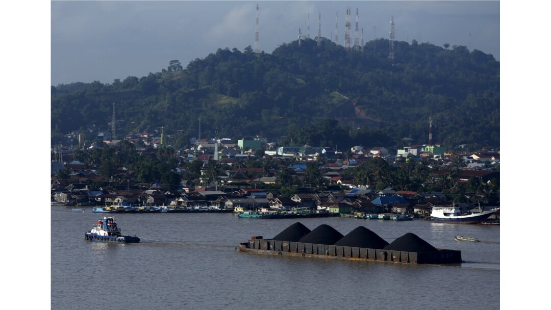 Sebuah kapal menarik tongkang batubara di sepanjang Sungai Mahakam, Samarinda, Kalimantan Timur (foto: Reuters).