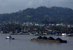 Sebuah kapal menarik tongkang batubara di sepanjang Sungai Mahakam, Samarinda, Kalimantan Timur (foto: Reuters).