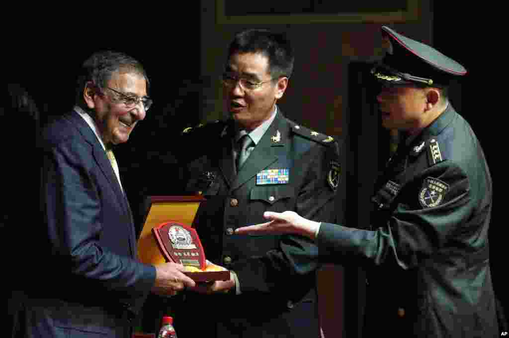 美國國防部長帕內塔9月19日在北京，在解放軍裝甲兵工程學院向學員發表演講後，獲贈紀念牌。