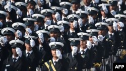 資料照：2020年1月26日，在新德里舉行的共和國日閱兵式上，印度海軍士兵沿著拉賈帕特大道行進。 （法新社）