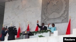 Le nouveau président angolais Joao Lourenço, aux côtés de sa femme, salue la foule lors de sa prestation de serment à Luanda, Angola, le 26 septembre 2017.