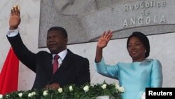 Le nouveau président angolais Joao Lourenço, aux côtés de sa femme, salue la foule lors de sa prestation de serment à Luanda, Angola, 26 septembre 2017.