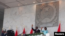 Le nouveau président angolais Joao Lourenço, aux côtés de sa femme, salue la foule lors de sa prestation de serment à Luanda, Angola, 26 septembre 2017.