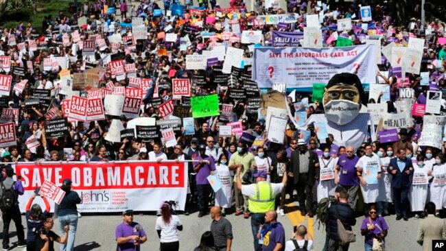 Los manifestantes recordaron el informe difundido este mes por la Oficina de Presupuesto del Congreso, el cual reveló que 24 millones de estadounidenses se quedarían sin seguro de salud en la próxima década si se aprueba el proyecto sanitario impulsado por los republicanos.