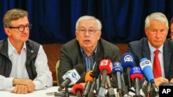 From right, Council of Europe head Thorbjorn Jagland, Russian presidential human rights ombudsman Vladimir Lukin and Donetsk governor Serhiy Taruta attend a news conference in Donetsk, Ukraine, Saturday, May 3, 2014.