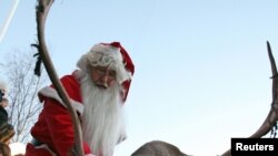 Un participante de una competencia de trineos de Santa Claus en el poblado de Gallivare, en Suecia.