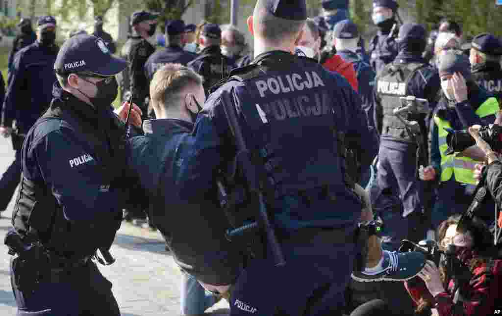 بازداشت یک معترض راست‌گرا در مقابل دادگاه عالی کشور در ورشو، لهستان