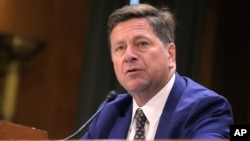 资料照片：美国国家情报总监杰伊·克莱顿(Jay Clayton)在国会听证会上作证。特朗普总统已任命克莱顿兼任政府人工智能主管，领导新设立的“超级智能工作组”。(2026年7月15日)
