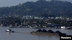 Sebuah kapal menarik tongkang batubara di sepanjang Sungai Mahakam, Samarinda, Kalimantan Timur (foto: Reuters).