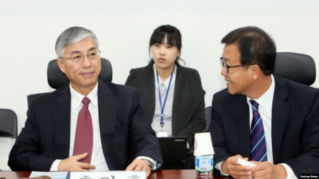 추궈홍 주한 중국대사(왼쪽)가 지난해 11월 한국 국회에서 열린 남북관계 및 교류협력발전 특별위원회의 6자회담국 주한대사 간담회에 참석했다. (자료사진)