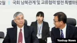 26일 한국 국회에서 열린 남북관계 및 교류협력발전 특별위원회의 6자회담국 주한대사 간담회에서 원혜영 위원장이 추궈홍 주한 중국대사(왼쪽)와 대화하고 있다.