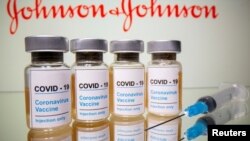 La pausa en el uso de la vacuna Johnson & Johnson se implementó ampliamente la semana pasada luego del descubrimiento de seis casos en los EE. UU. de un raro tipo de coágulos de sangre en personas que habían recibido la inyección. [Foto de archivo]