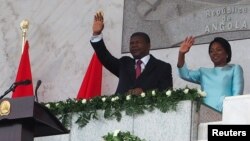 Le nouveau président angolais Joao Lourenço, aux côtés de sa femme, salue la foule lors de sa prestation de serment à Luanda, Angola, 26 septembre 2017.