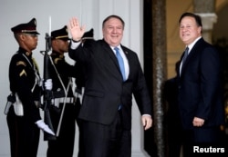 Presiden Panama Juan Carlos Varela (kanan) menyambut kedatangan Menteri Luar Negeri AS Mike Pompeo (melambaikan tangan kepada awak media) menjelang pertemuan di Palacio de las Garzas, Panama City, Panama, 18 Oktober 2018.