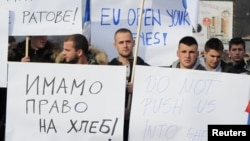 ARHIVA - Protest u selu Rudare blizu Mitrovice, zbog uvođenja taksi na srpsku i robu iz BiH, 23. novembra 2018. godine (Foto: Reuters/Laura Hasani)