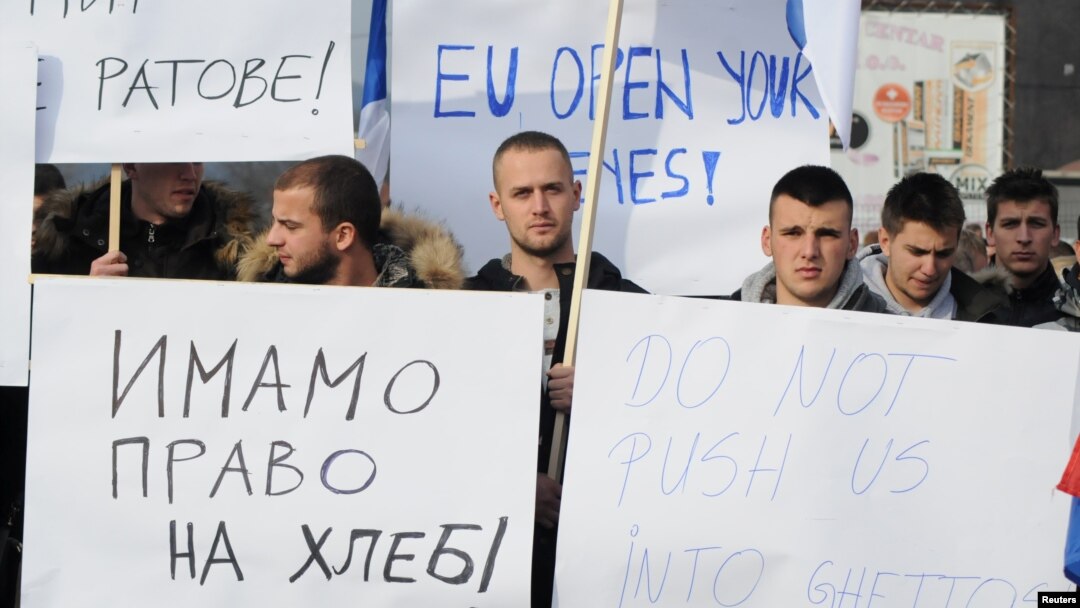 Demonstranti u selu Rudare blizu Kosovske Mitrovice protestuju zbog uvođenja taksi na robu iz Srbije i BiH (Foto: Reuters) 
