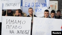 Demonstranti u selu Rudare blizu Kosovske Mitrovice protestuju zbog uvođenja taksi na robu iz Srbije i BiH (Foto: Reuters) 