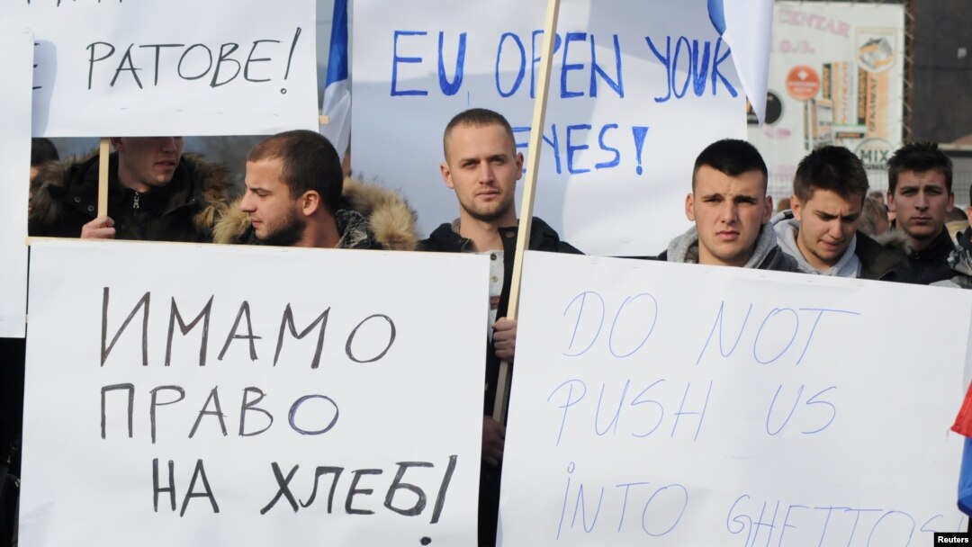 ARHIVA - Protest u selu Rudare blizu Mitrovice, zbog uvođenja taksi na srpsku i robu iz BiH, 23. novembra 2018. godine (Foto: Reuters/Laura Hasani)