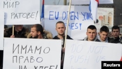 Митинг протеста в связи с решением властей Косово ввести пошлины на импорт из Сербии и Боснии, деревня Рударе, недалеко от Митровицы, Косово, 23 ноября 2018 года