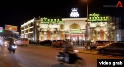 Tangkapan layar video dari laporan Channel News Asia tentang "Diplomasi Buku Cek China" menampilkan sebuah kasino di provinsi Preah Sihanouk, Kamboja.