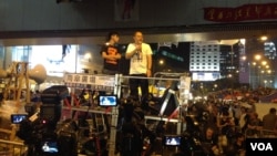 2014年占领运动中，戴耀廷在台上发言 (美国之音海彦拍摄)