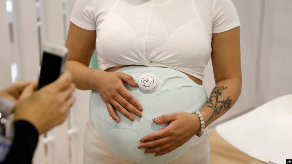 Una modelo muestra la banda Owlet de seguimiento del embarazo en la expo tecnológica CES International. 9-1-19. Las Vegas, Nevada.