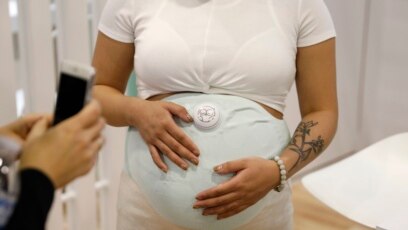 Una modelo muestra la banda Owlet de seguimiento del embarazo en la expo tecnológica CES International. 9-1-19. Las Vegas, Nevada.