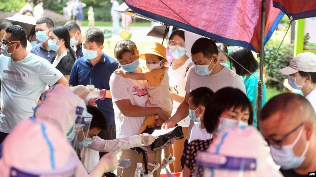 中国湖北武汉市民排队接受新冠病毒核酸检测。（2021年8月3日）(photo:VOA)