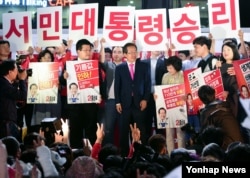 홍준표(가운데) 자유한국당 대통령 후보가 8일 서울 덕수궁 대한문 앞에서 유세하고 있다.