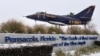 La nieve cubre un avión en la entrada del grupo aéreo de acrobacias US Navy Blue Angel en Pensacola, Florida, el 21 de enero de 2025. 