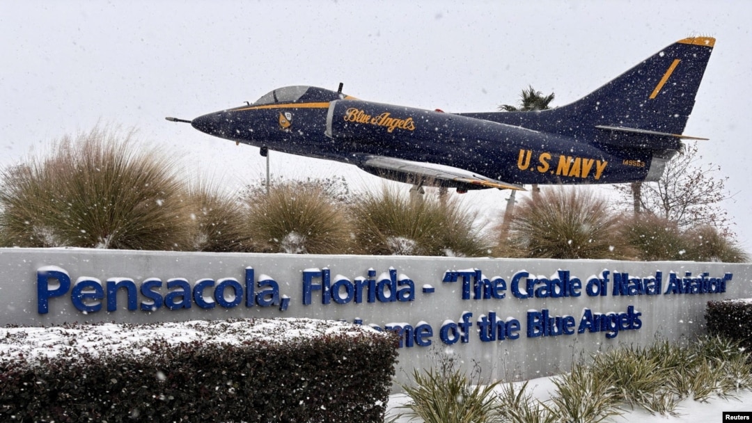 La nieve cubre un avión en la entrada del grupo aéreo de acrobacias US Navy Blue Angel en Pensacola, Florida, el 21 de enero de 2025. 