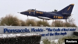 La nieve cubre un avión en la entrada del grupo aéreo de acrobacias US Navy Blue Angel en Pensacola, Florida, el 21 de enero de 2025. 