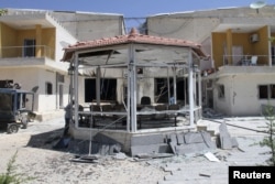Kantor pusat stasiun televisi al-Ikbariya yang hancur akibat serangan pemberontak Suriah (27/6).