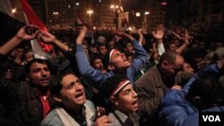 Miles de manifestantes reaccionaron furiosos ante al anuncio de Mubarak de continuar en el cargo hasta septiembre.