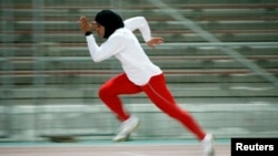 Atlet Bahrain, Ruqaya Al Ghasra, 26, memakai hijab dalam pertandingan lari di Olimpiade Beijing. 