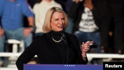 La senadora Dawn Buckingham habla durante un mitin en el que hablará el expresidente estadounidense Donald Trump, en Conroe, Texas, EE. UU., el 29 de enero de 2022. REUTERS/Go Nakamura