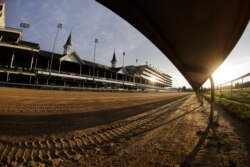 ARCHIVO - El sol sale sobre la pista en Churchill Downs, el jueves 7 de mayo de 2020, en Louisville, Kentucky. El Derby de Kentucky se pospuso hasta el 5 de septiembre debido al coronavirus. (Foto AP / Darron Cummings)