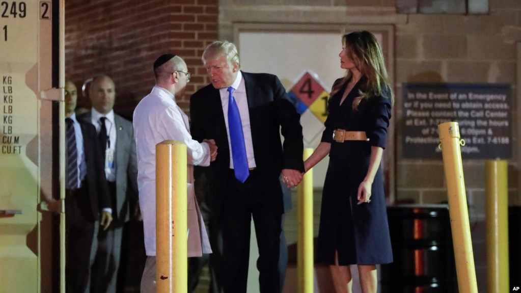 Rais Donald Trump na mkewe Melania Trump wakiongea na Dkt. Ira Y. Rabin, baada ya kumtembelea Mbunge Scalise hospitali.