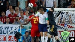 El belga Michy Batshuayi, izquierda, el inglés Eric Dier, centro, el portero belga Thibaut Courtois luchan por el balón durante el partido del grupo G entre Inglaterra y Bélgica en la Copa Mundial de fútbol 2018 en el Estadio Kaliningrado en Kaliningrado, Rusia, el jueves 28 de junio de 2018 . (AP Photo / Hassan Ammar)