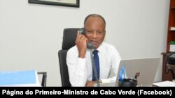 Ulisses Correia e Silva, primeiro-ministro de Cabo Verde, ao telefone