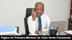 Ulisses Correia e Silva, primeiro-ministro de Cabo Verde, ao telefone