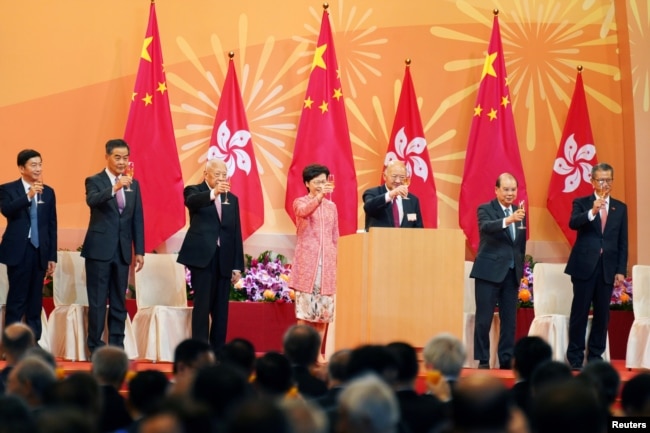 香港特首林郑月娥和其他中港官员在香港庆祝中国国庆日的庆典活动上。（2020年10月1日）
